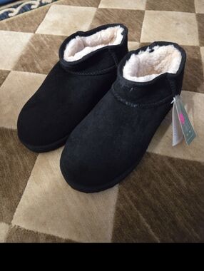 Wishcotton Women's Black Indoor Outdoor Bootie Faux Shearling Lined Slippers NWT